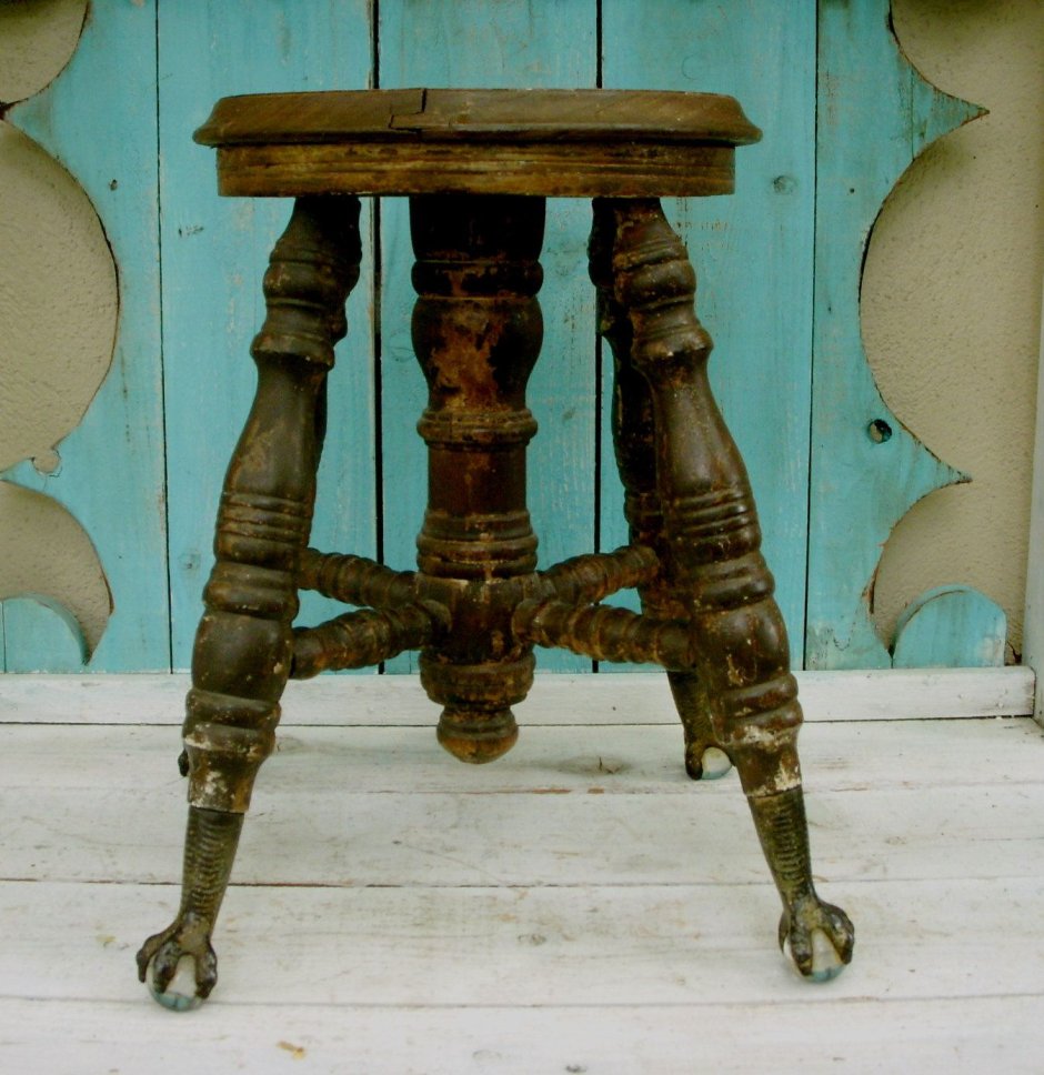 Табуретка на резных ножках