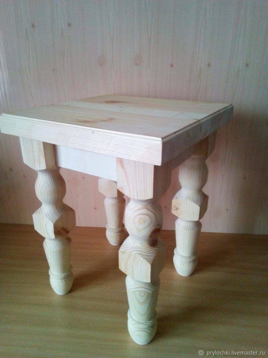 Деревянные точеные табуретки