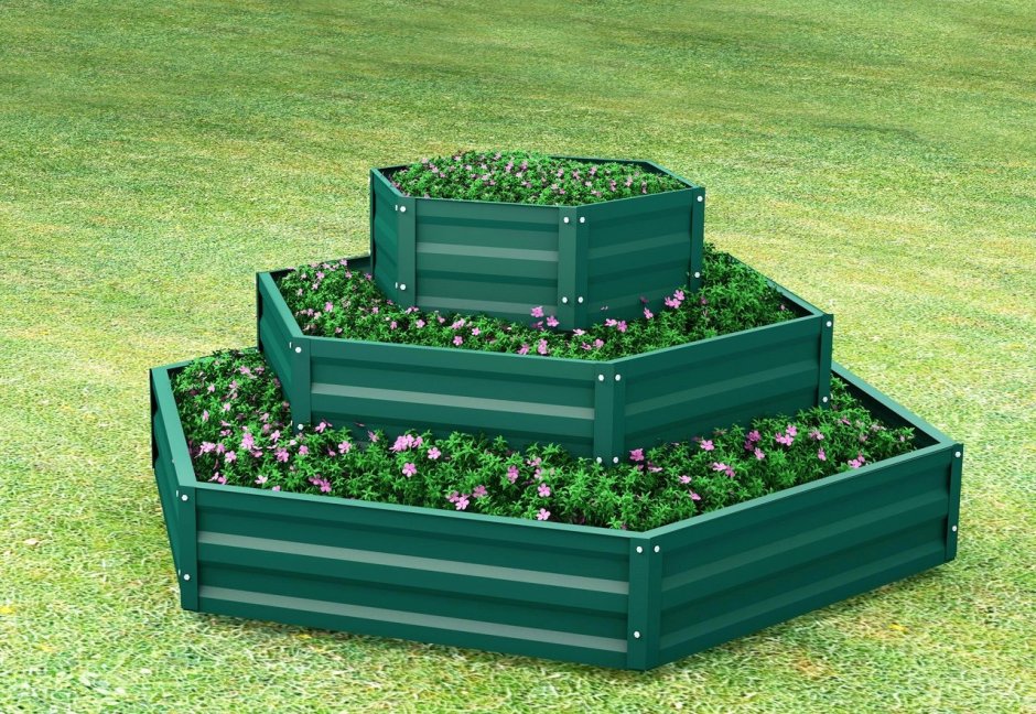 Шестигранная клумба трехъярусная