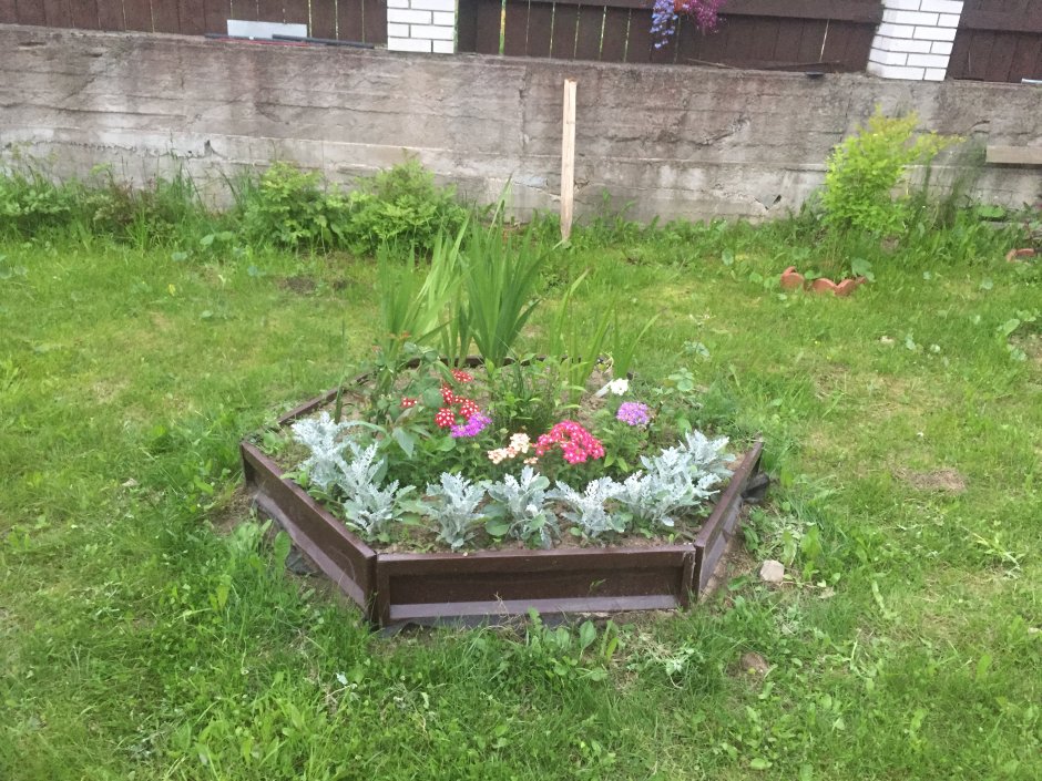 Металлические клумбы