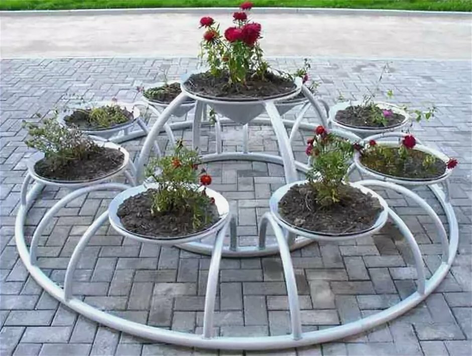 Скамья с клумбой