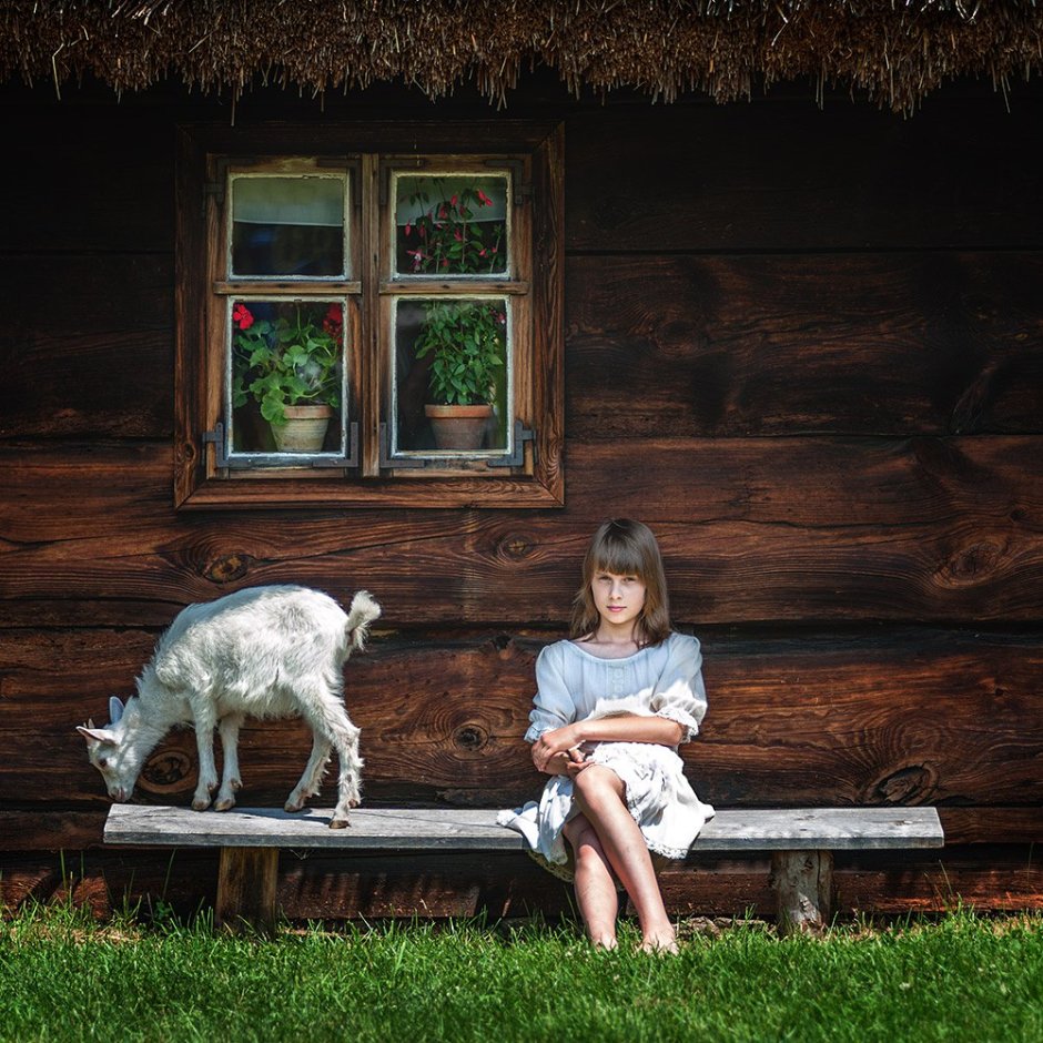 Деревенский дом со скамейкой