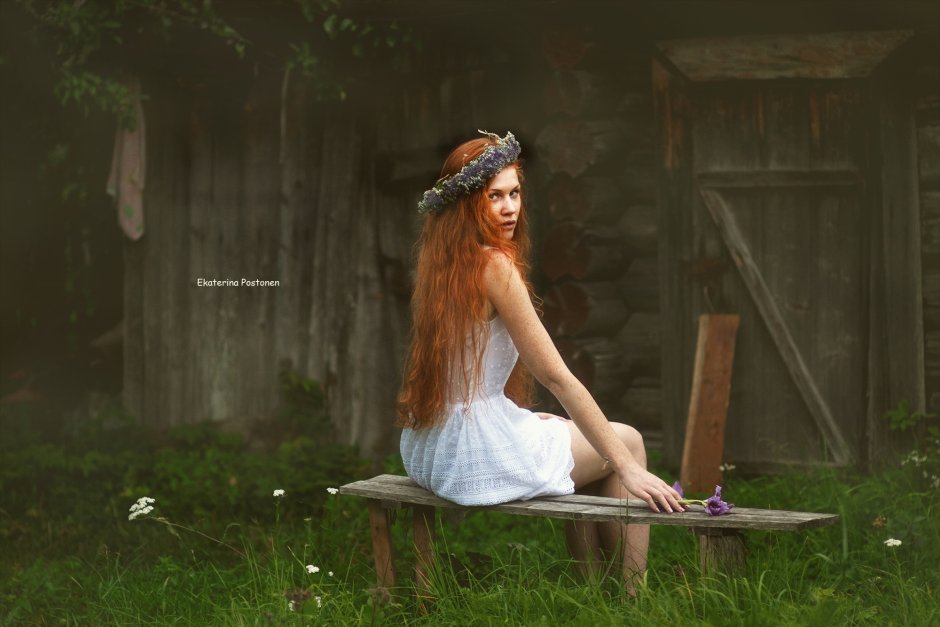 Девушка с венком деревня