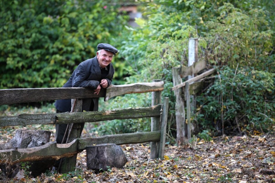 Бабушки на скамейке в деревне