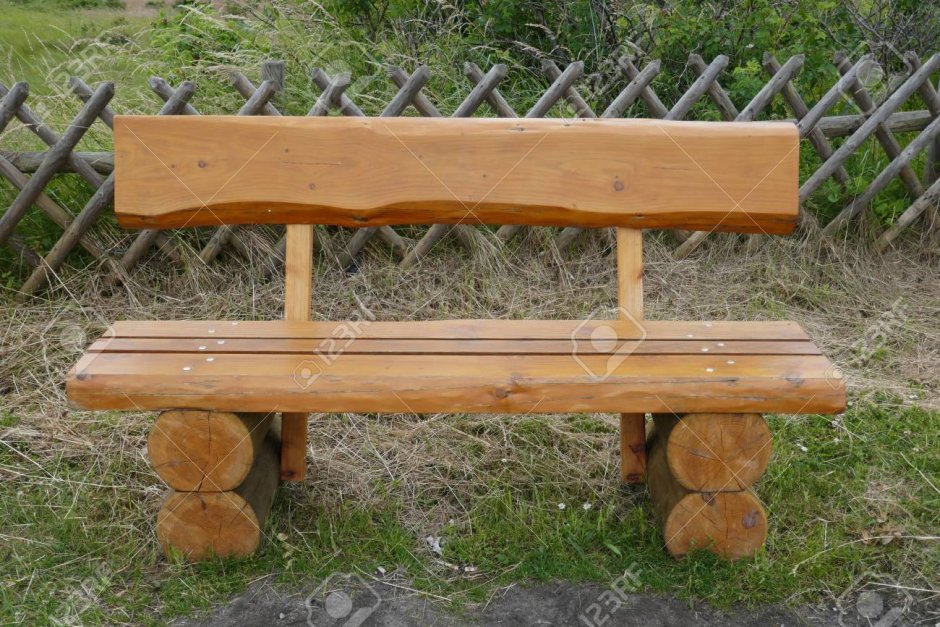 Деревенский дом с лавочкой