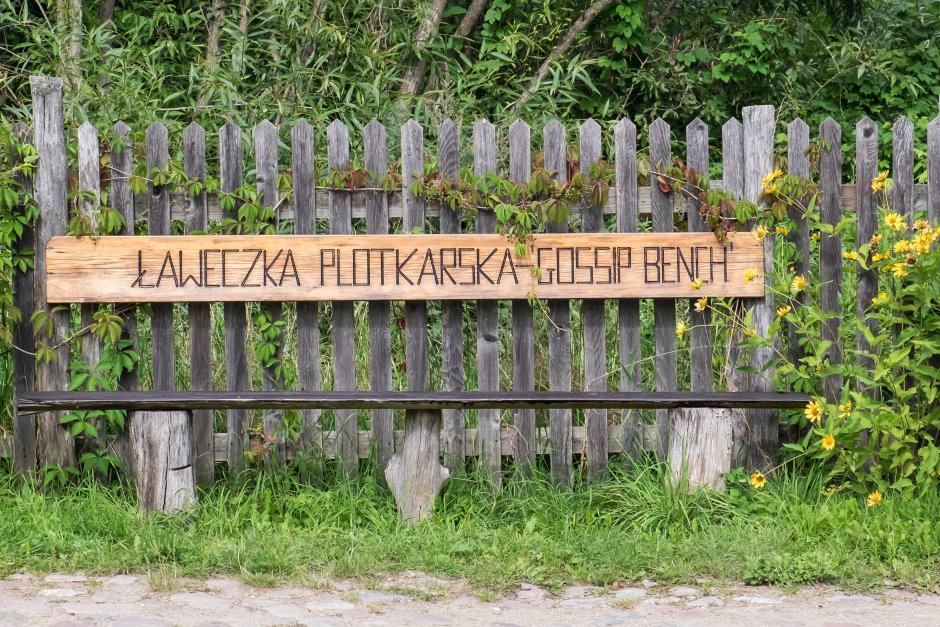 Девушка на скамейке в парке