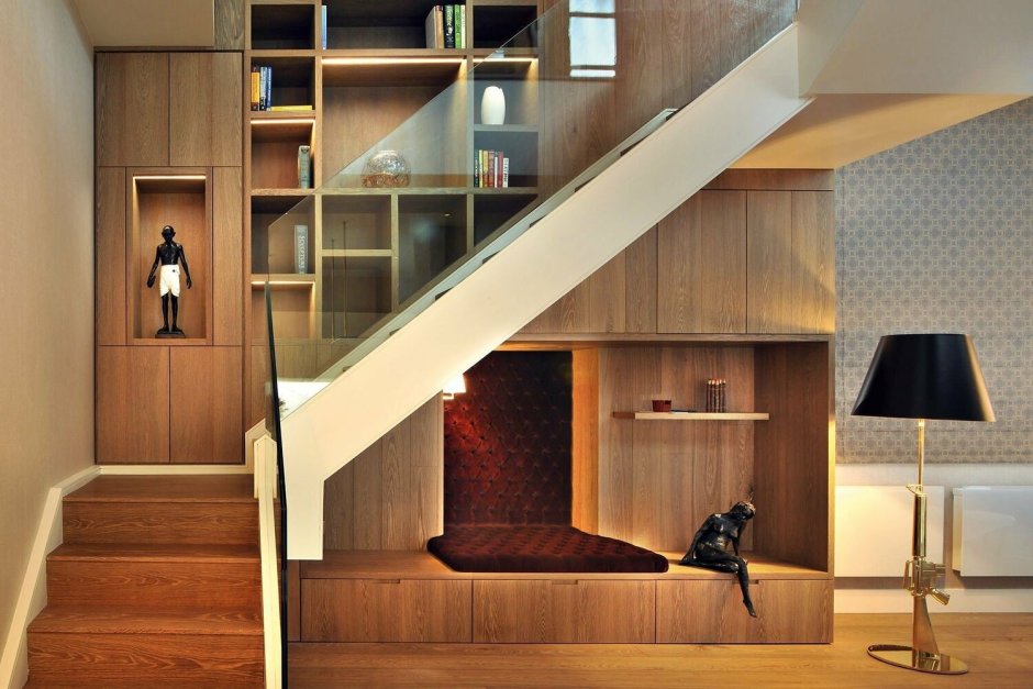 Кровать под лестницей