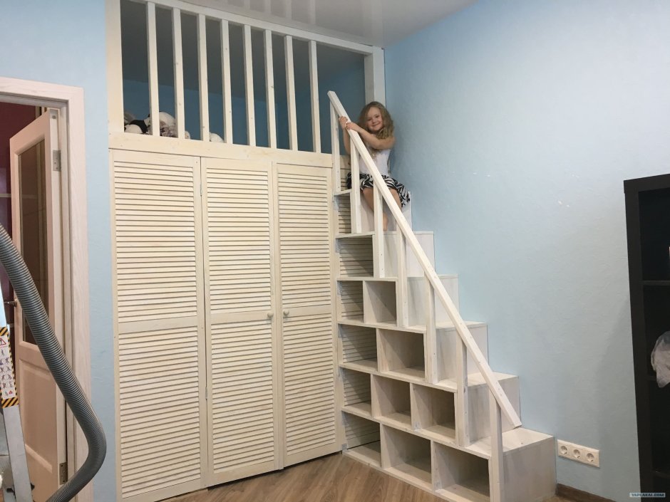 Кровать под потолком