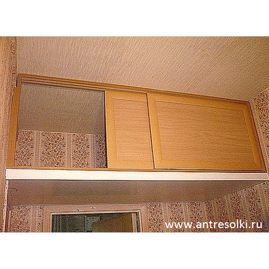 Ящики под лестницей