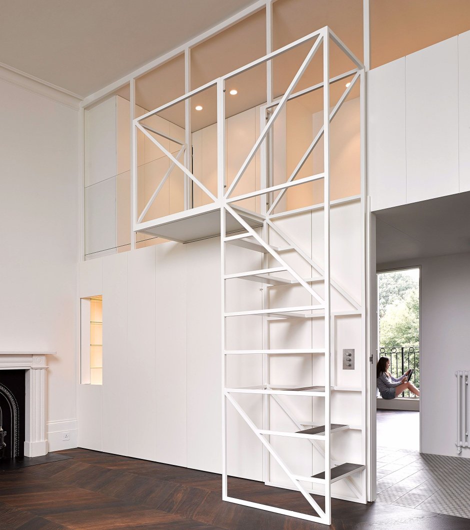 Прихожая с высокими потолками