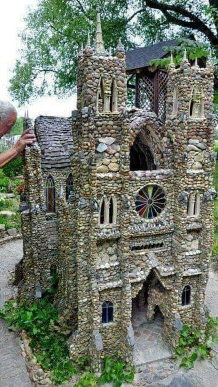 Замок из гальки