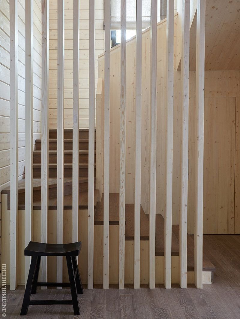 Лестница с деревянными рейками