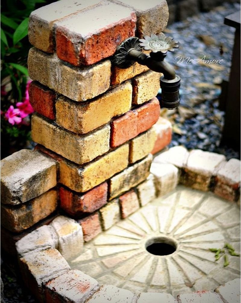 Декоративный кран во дворе