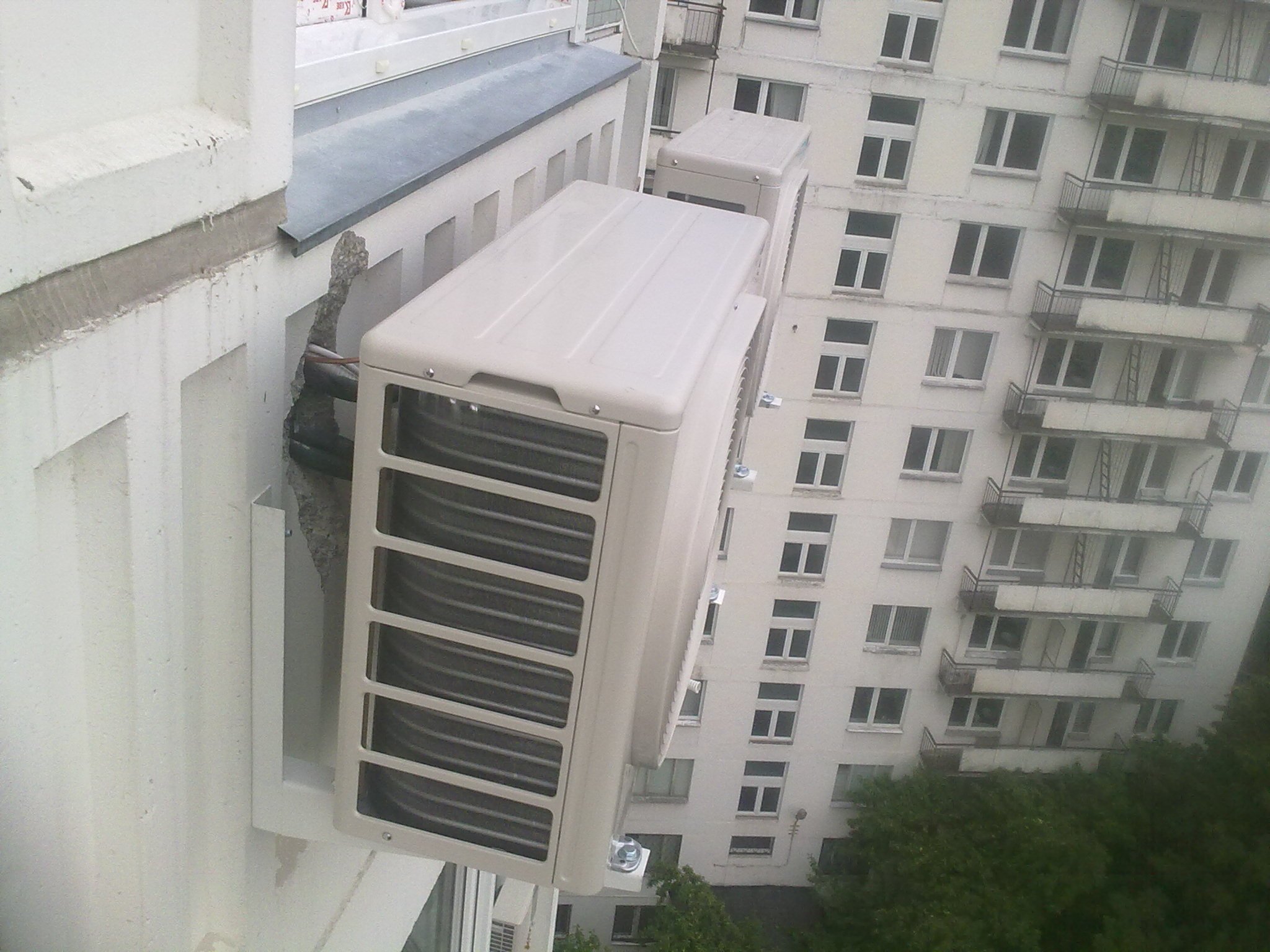 Устанавливают ли кондиционер на балконе. Сплит система на балконе внешний блок. Установленный кондер на балконе. Наружный блок кондиционера на балконе. Кондиционер на фасаде балкона.
