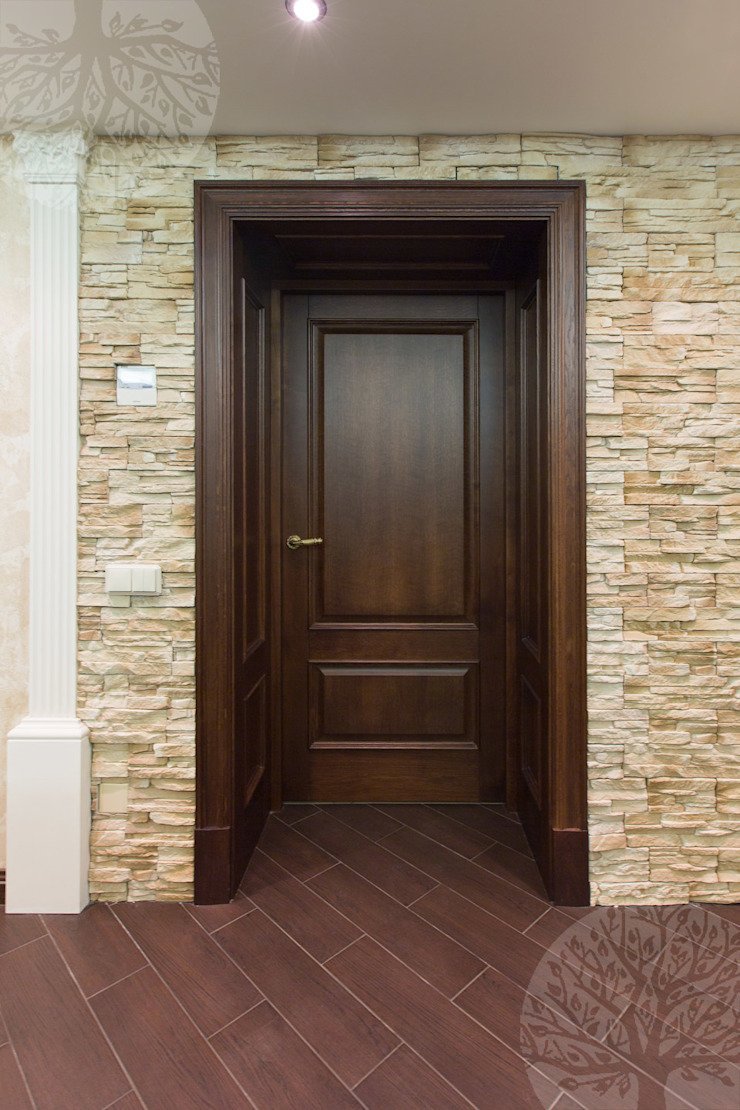 Декоративный камень у входной двери