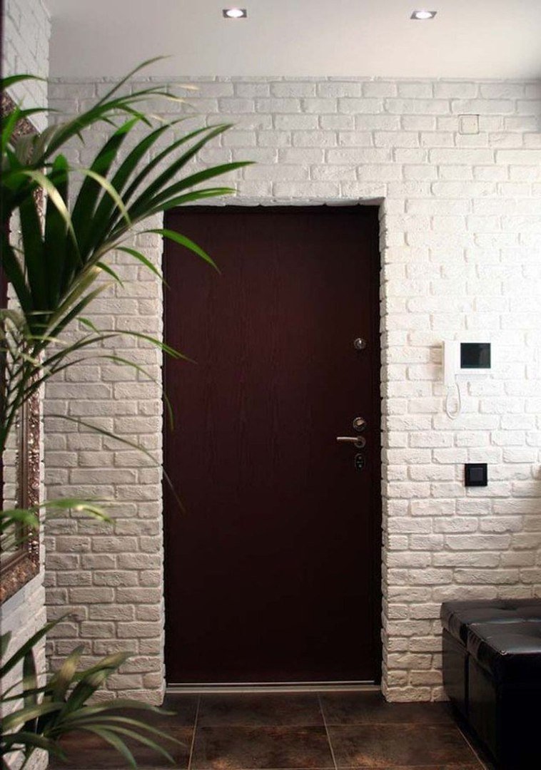 Декоративный кирпич в прихожей