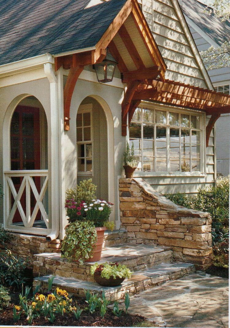 Домик с крылечком в старинном стиле