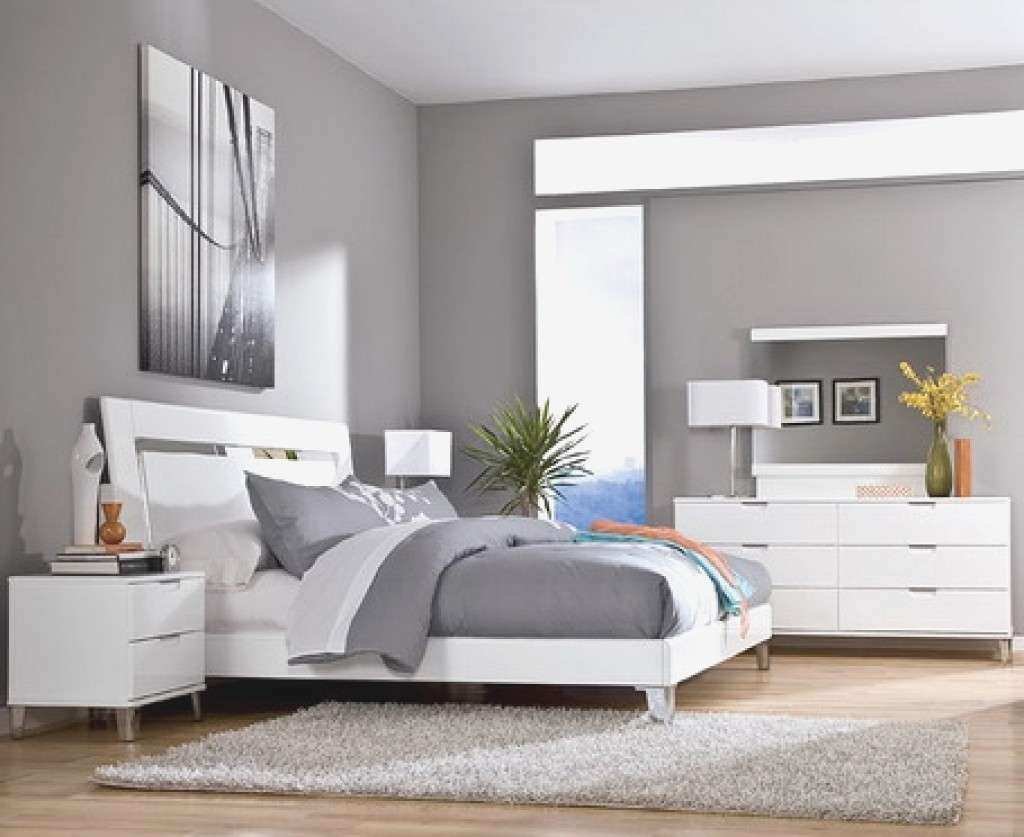 Мебель спальни белый цвет. Спальня с белой мебелью. Серая мебель в спальне. Серо белая спальня. Современные спальные гарнитуры.