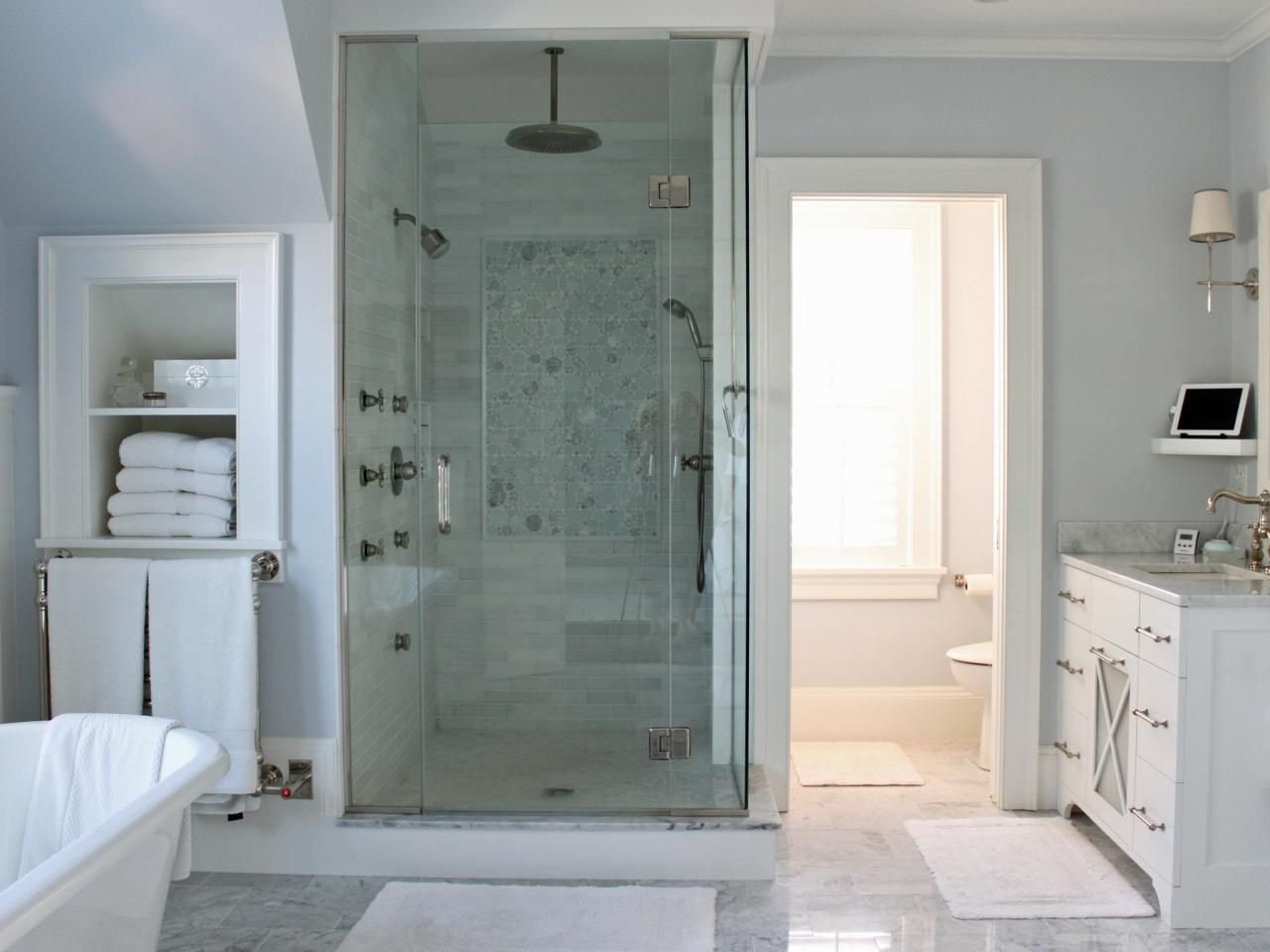 White shower. Ванная комната с душем и ванной. Душевая кабина с окном. Ванная с окном и душевой. Ванная и душевая в одной комнате.
