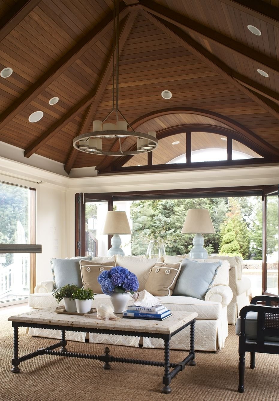 Натяжной потолок в беседке