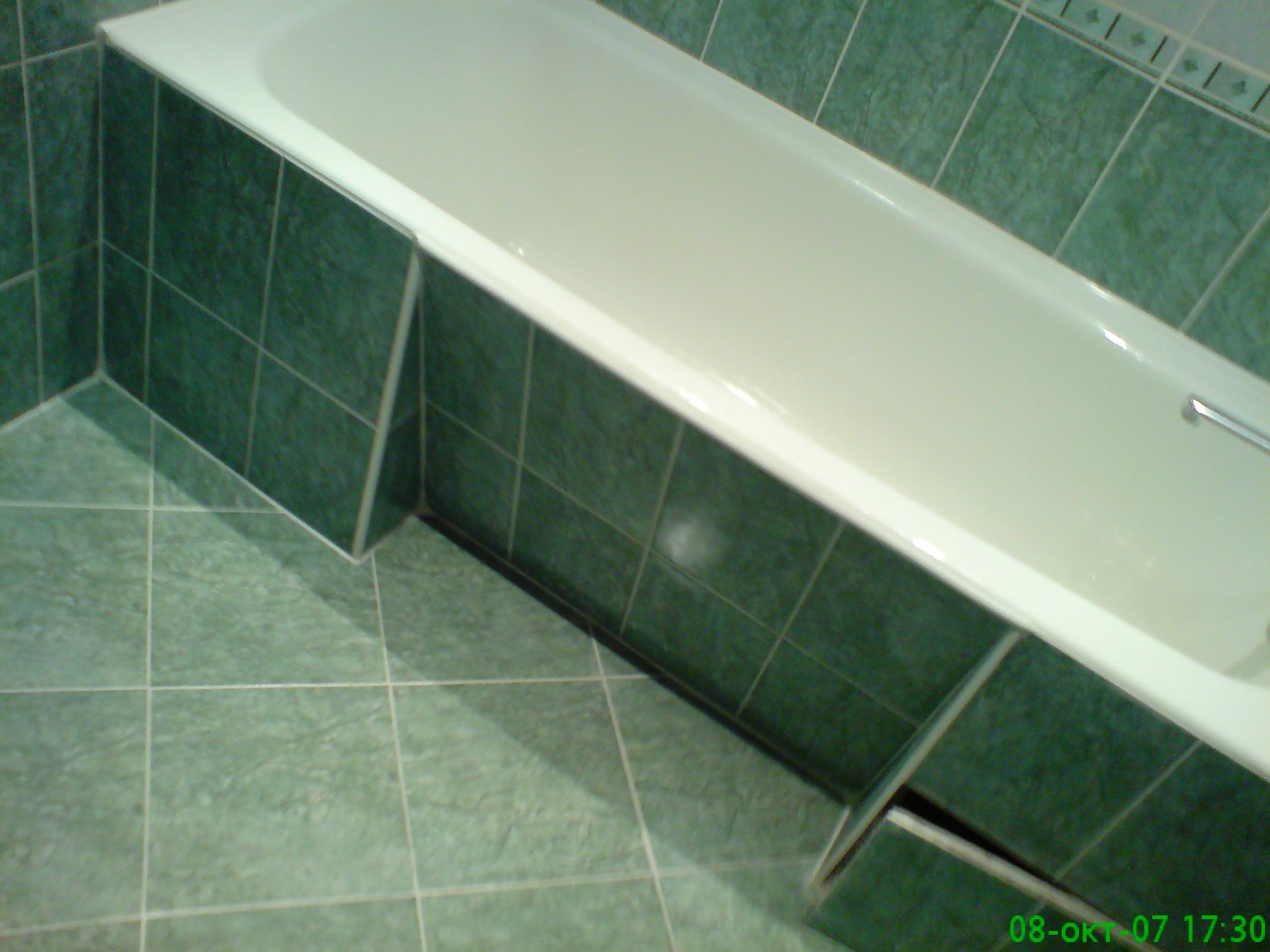 Ванна с нишей под ноги. Экран под ванну из плитки. Экран под плитку для ванной. Экран для ванны под плитку. Экран под ванную плитка.