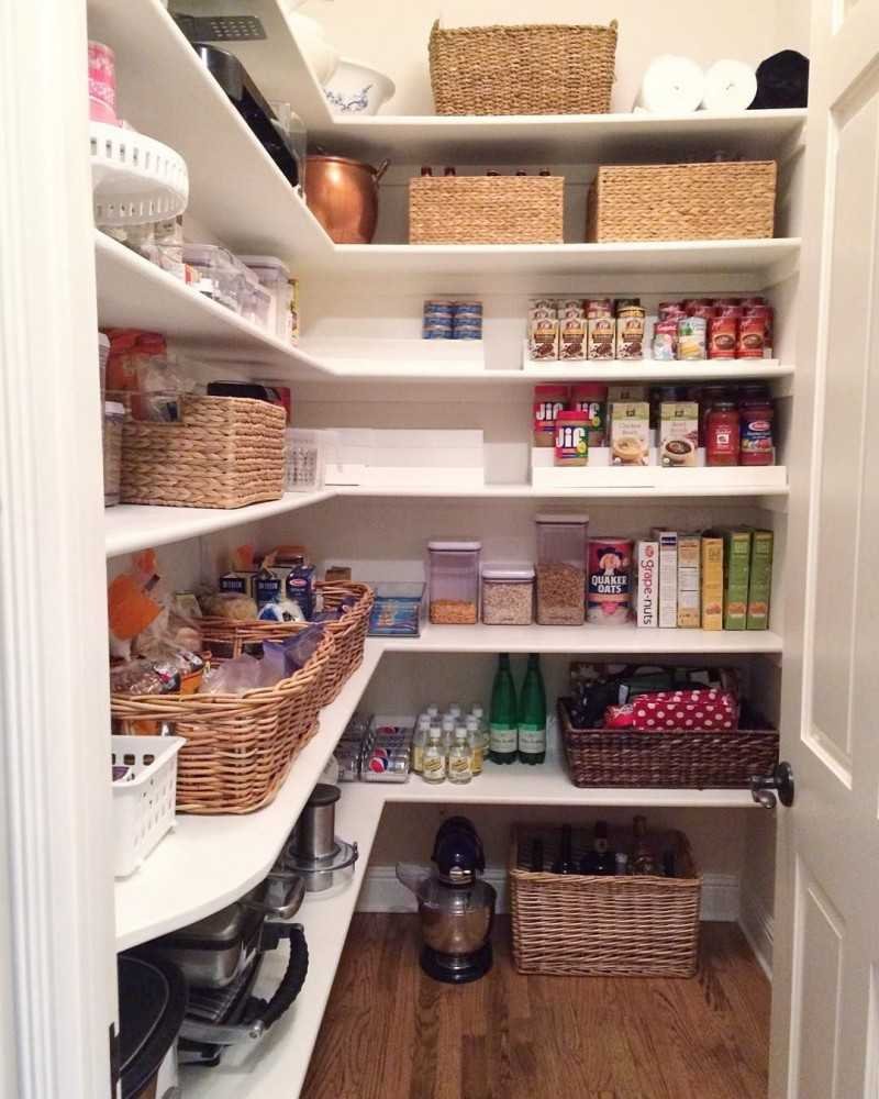 Узкая кладовка в квартире