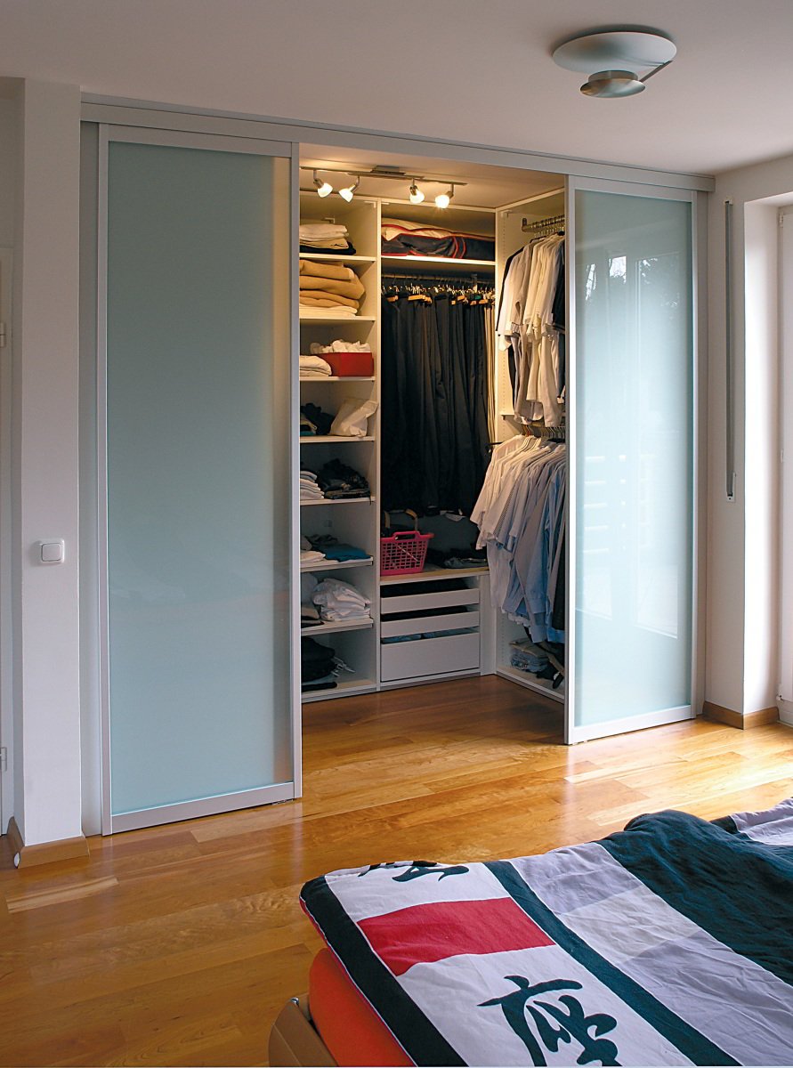 Маленькие гардеробные с раздвижными дверями