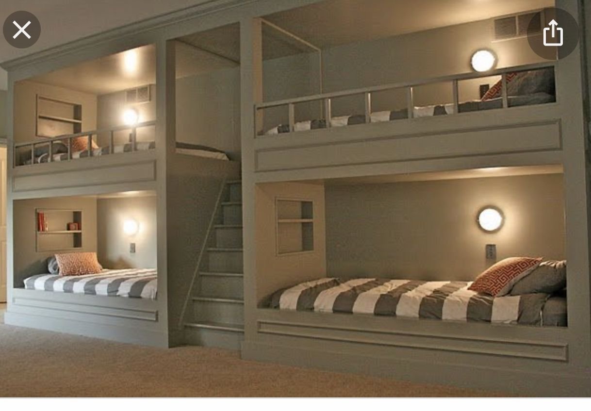 Детская на четверых. Кровать для четверых детей. Двухъярусная кровать для четверых детей. Комната с двухэтажной кроватью. Двухэтажные кровати для 4 детей.