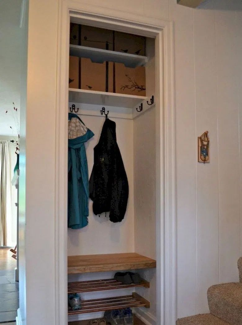 Встроенная кладовка в прихожей