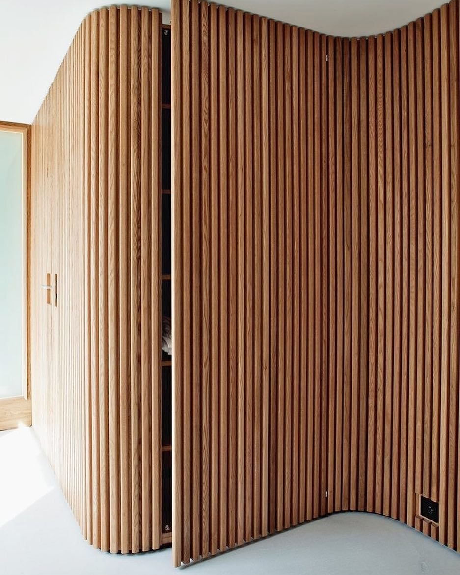 Шкаф с вертикальными рейками