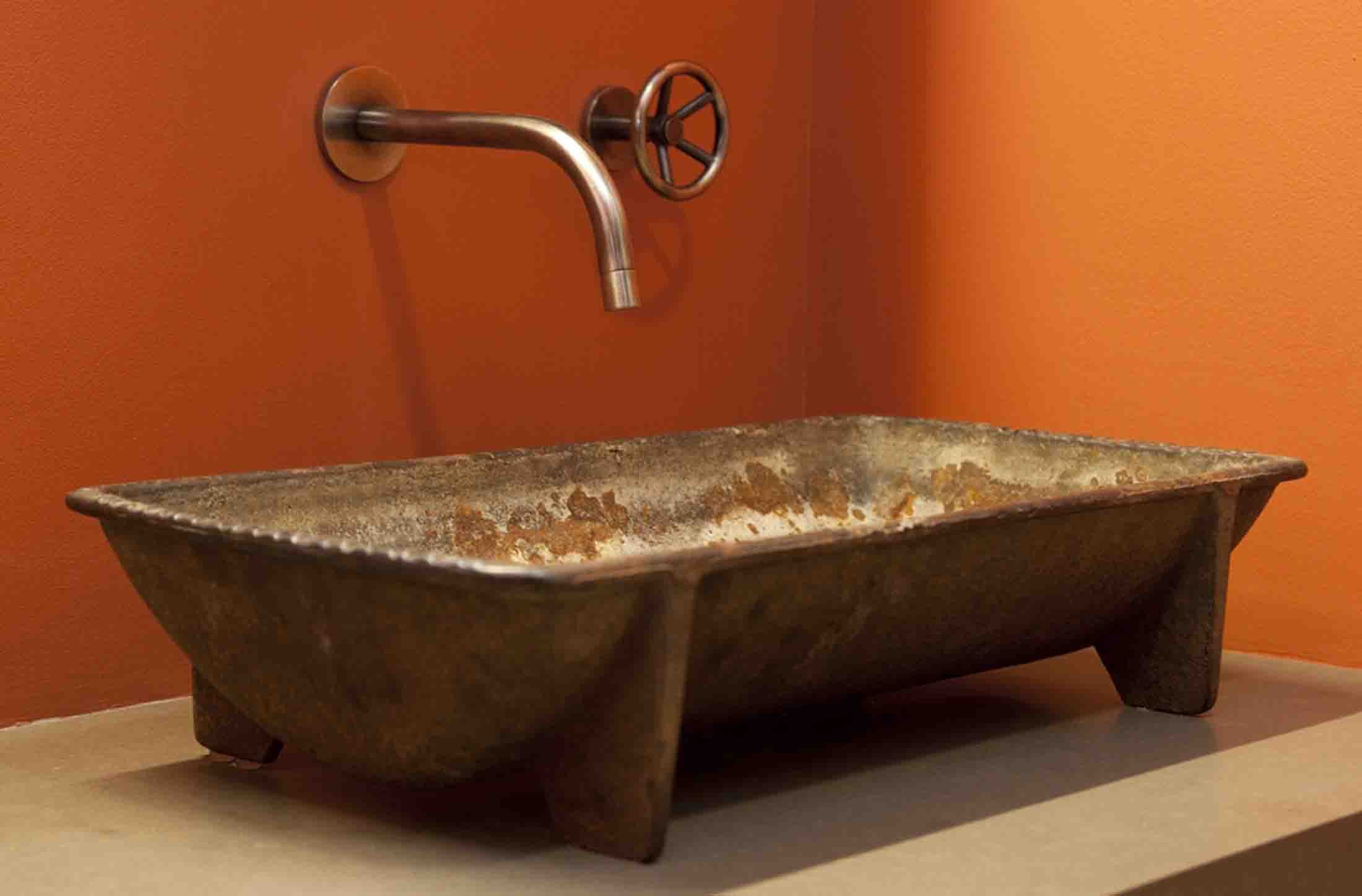 Раковина для ванны своими руками. Старая раковина в ванной. Умывальник металлический. Раковины в старинном стиле. Раковина из тазика в стиле лофт.