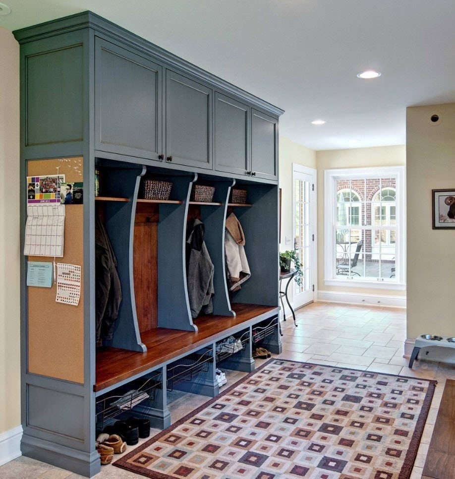 Прихожая с гардеробной в частном доме