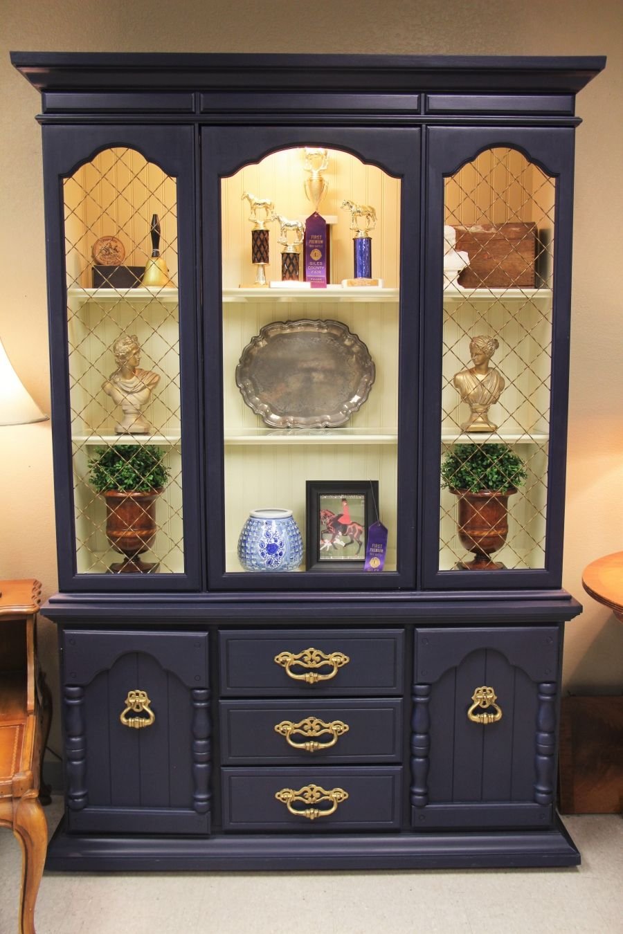 Винтажный состаренный сервант