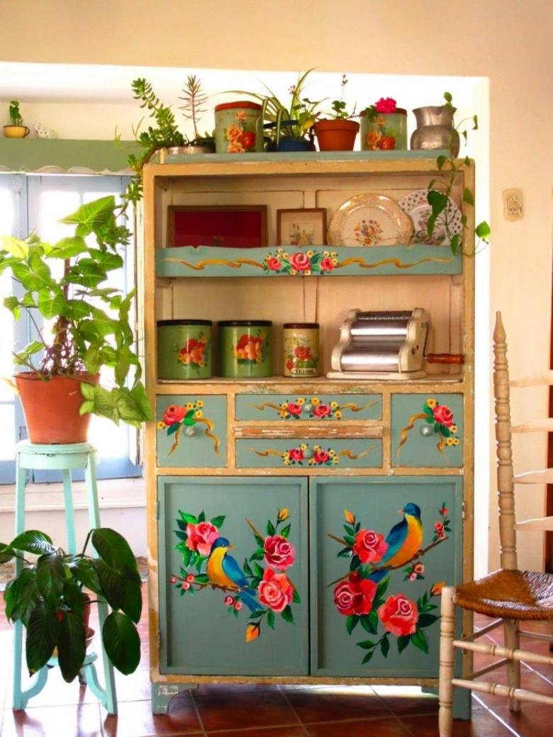 Отреставрированный старинный буфет