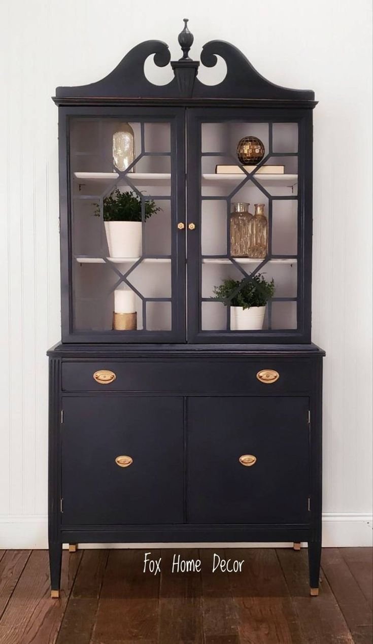 Крашеный сервант