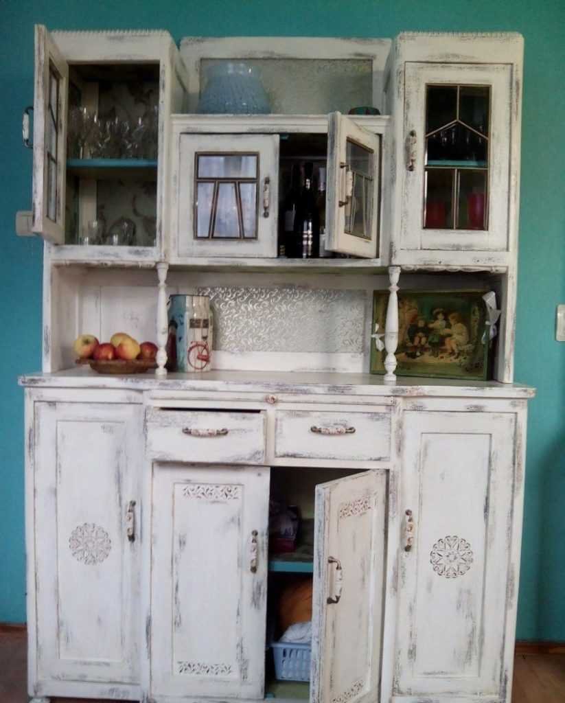 Старый полированный шкаф