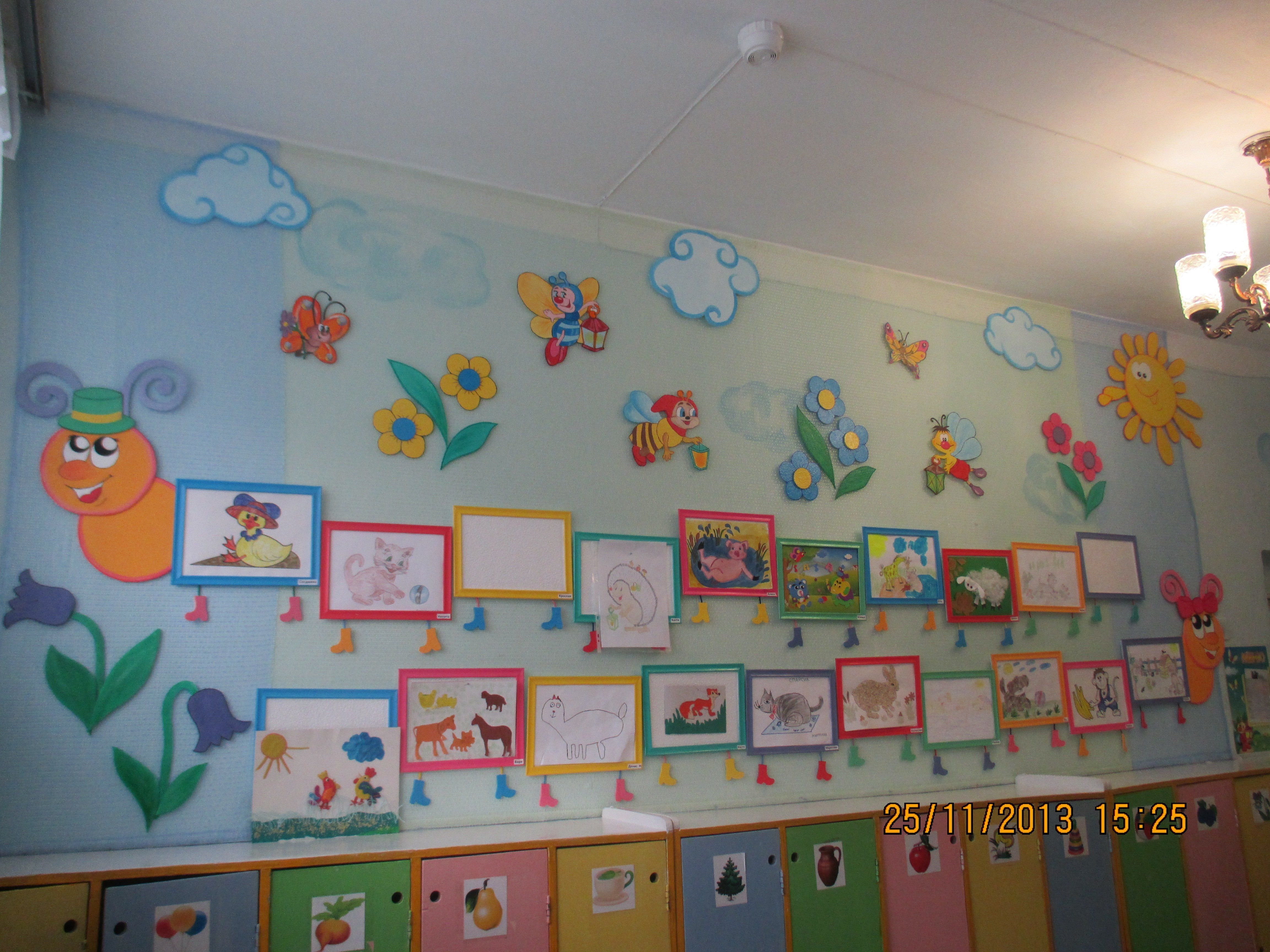 Оформление группы в первой группе. Украшение стен в детском саду. Украсить стену в детском саду. Украсить группу в детском саду. Украшение стен в ДОУ.