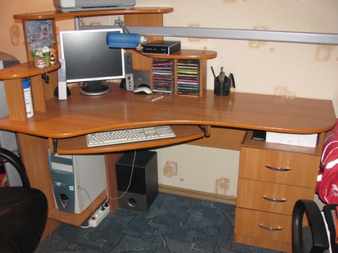 письменный стол с полкой для системного блока
