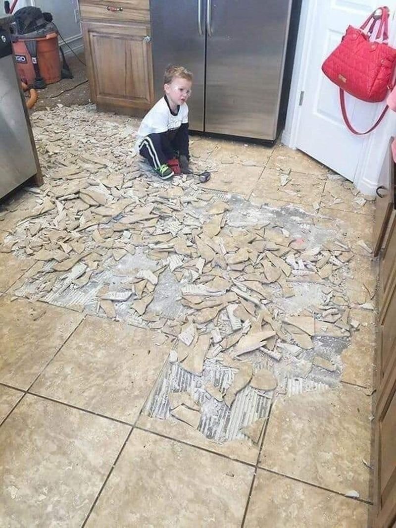 Крашенная плитка на полу