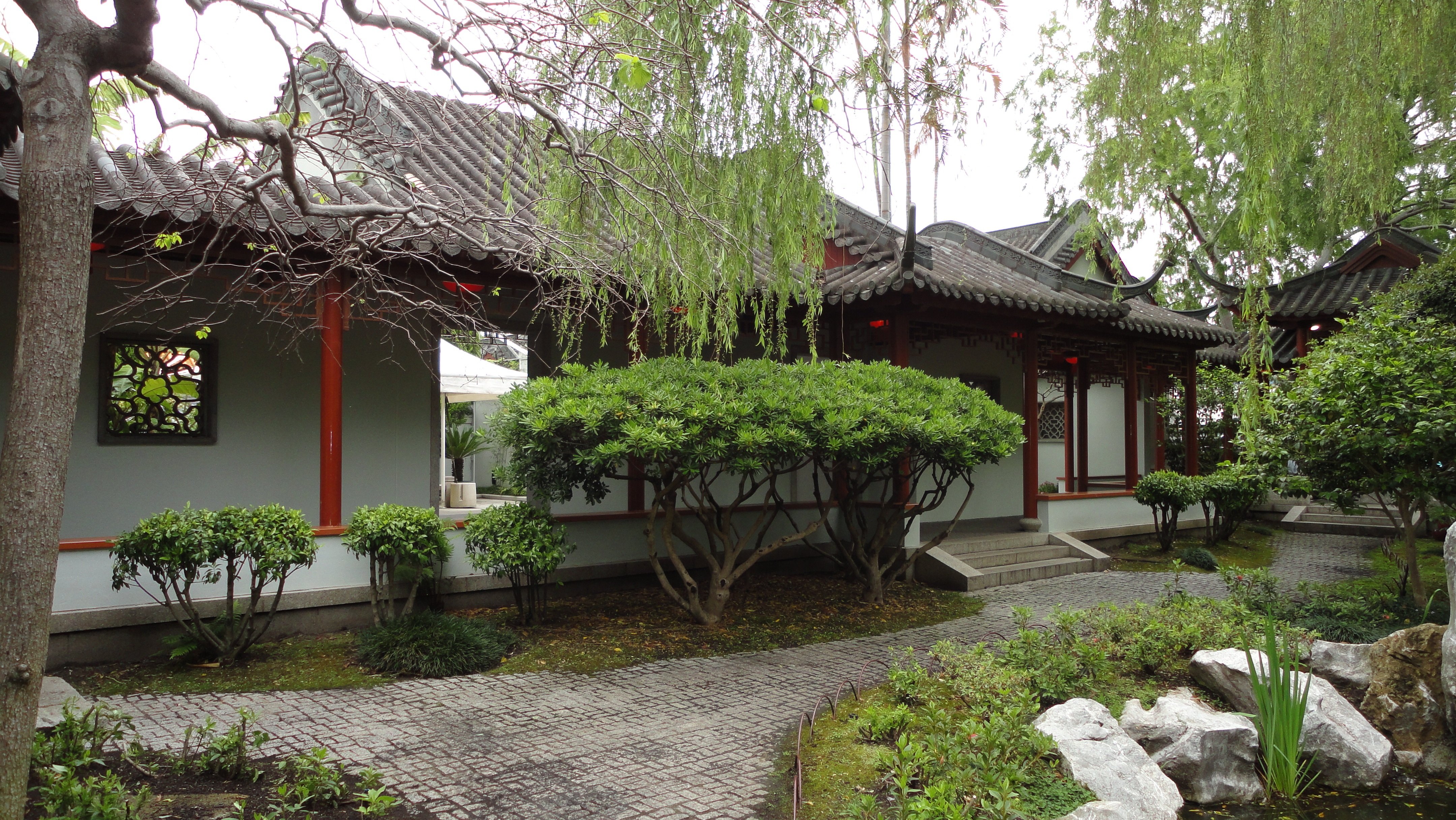 Серый дом на китайском. Сыхэюань в Пекине. Сихэюань традиционный домик Китай. Китайская усадьба сыхэюань. Сыхэюань Китай двор растения.