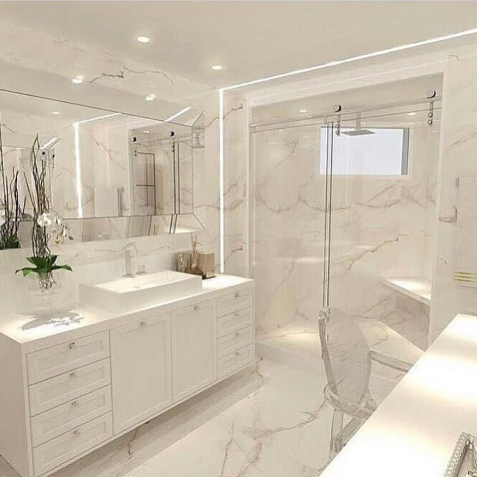 Ванная в светлых тонах под мрамор