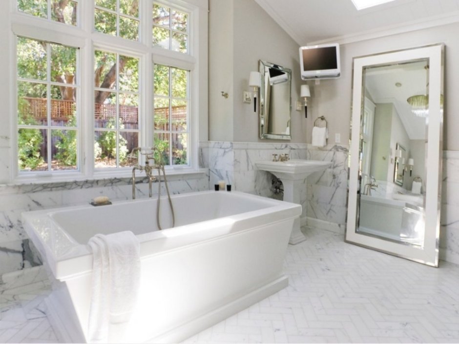 Большая ванная с окном