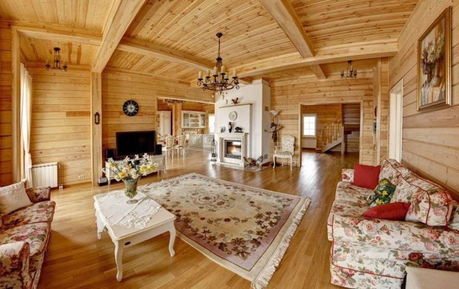 Деревянный дом внутри