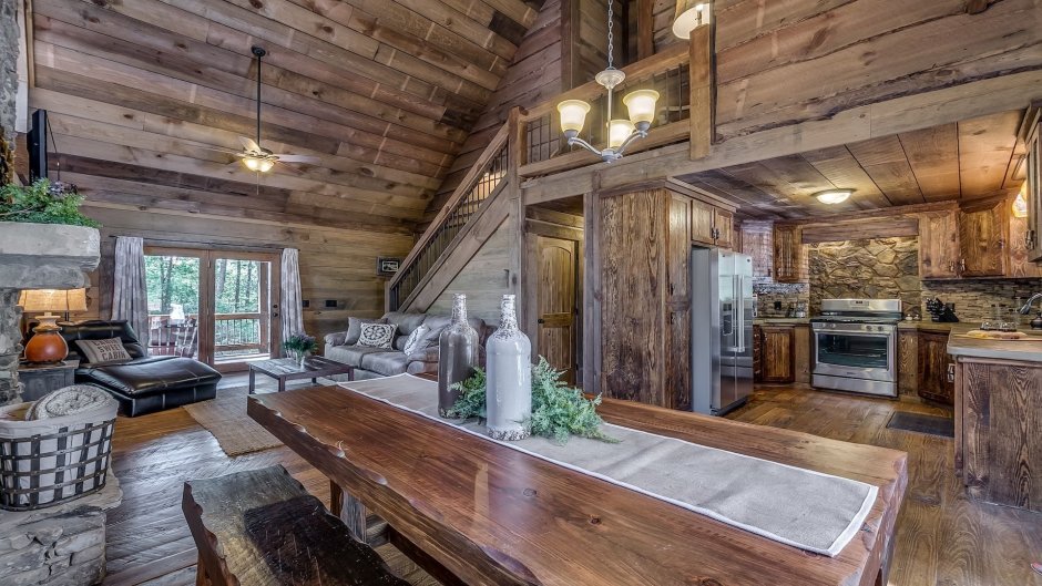 Деревянный сельский дом изнутри