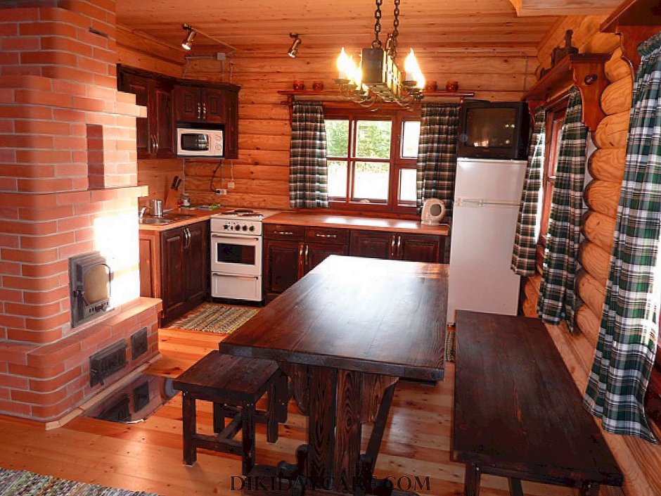Кухня с печкой в деревянном доме