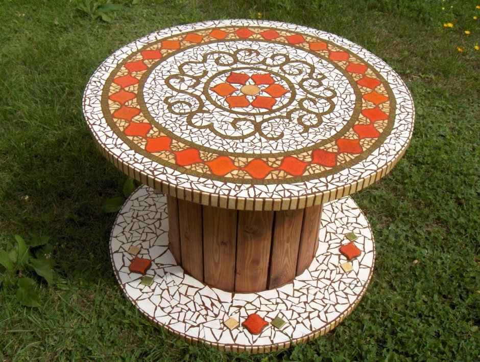 Дачный столик из битой плитки