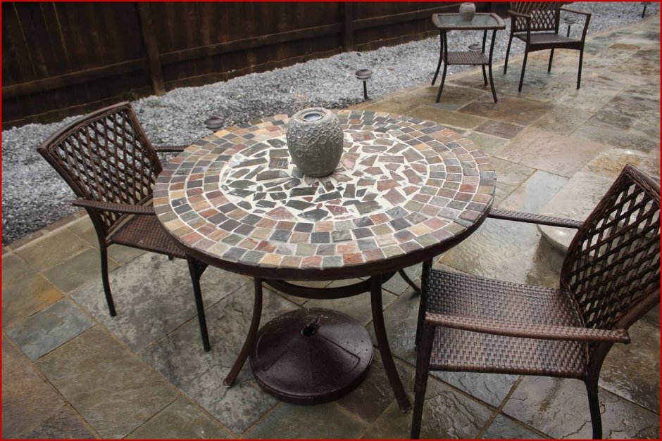 Садовый стол из плитки