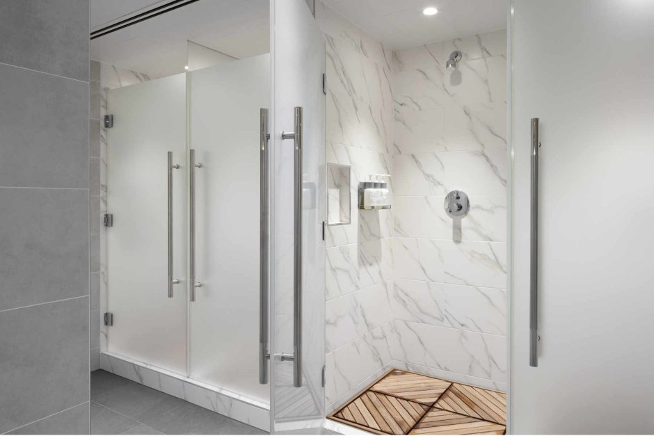 Душевая в фитнес центре