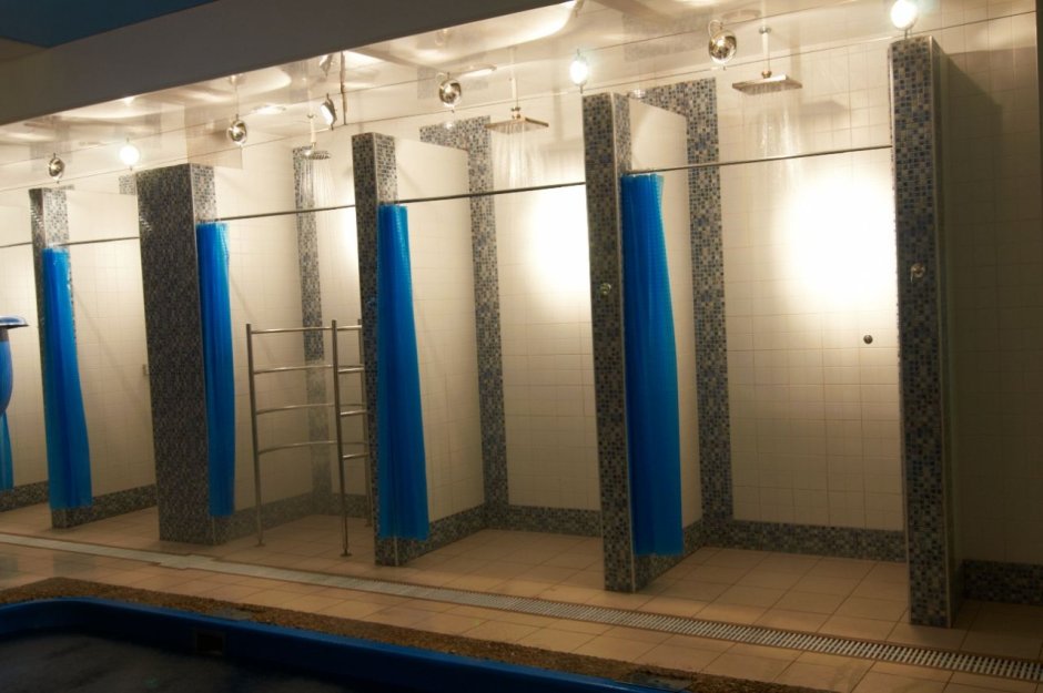 Душевые кабины в бассейнах