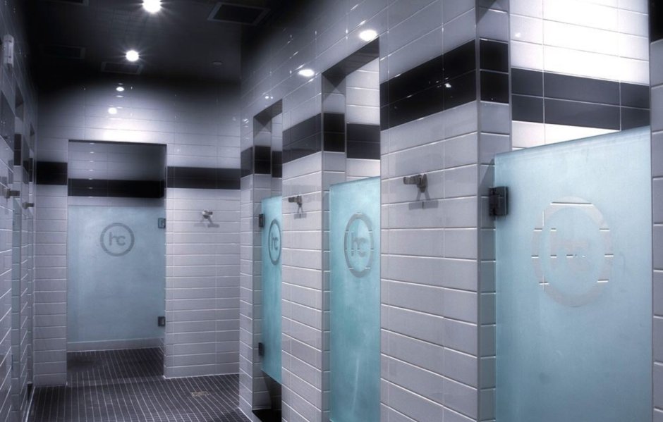 Душевые в раздевалках тренажерного зала